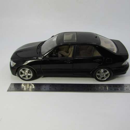 AutoArt Lexus IS300 model car - scale 1/18