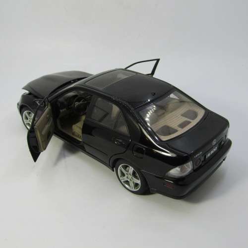AutoArt Lexus IS300 model car - scale 1/18
