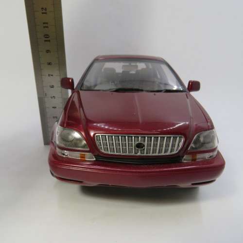 Auto Art Toyota Harrier model car - rear wheels repaired - Scale 1/18