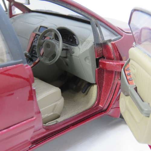 Auto Art Toyota Harrier model car - rear wheels repaired - Scale 1/18
