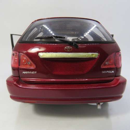 Auto Art Toyota Harrier model car - rear wheels repaired - Scale 1/18