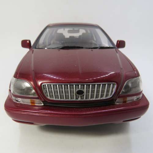 Auto Art Toyota Harrier model car - rear wheels repaired - Scale 1/18