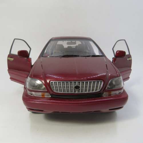 Auto Art Toyota Harrier model car - rear wheels repaired - Scale 1/18