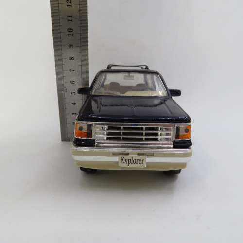 Maisto Ford Explorer die-cast model car - Scale 1/24