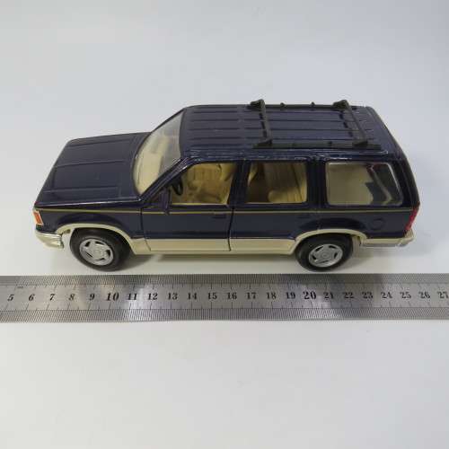 Maisto Ford Explorer die-cast model car - Scale 1/24