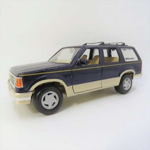 Maisto Ford Explorer die-cast model car - Scale 1/24