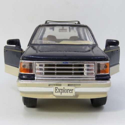 Maisto Ford Explorer die-cast model car - Scale 1/24