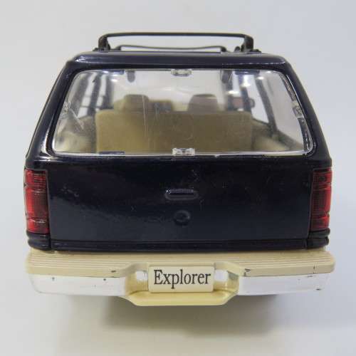 Maisto Ford Explorer die-cast model car - Scale 1/24