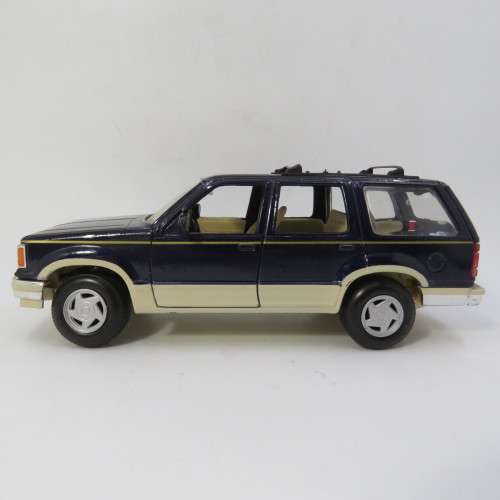 Maisto Ford Explorer die-cast model car - Scale 1/24