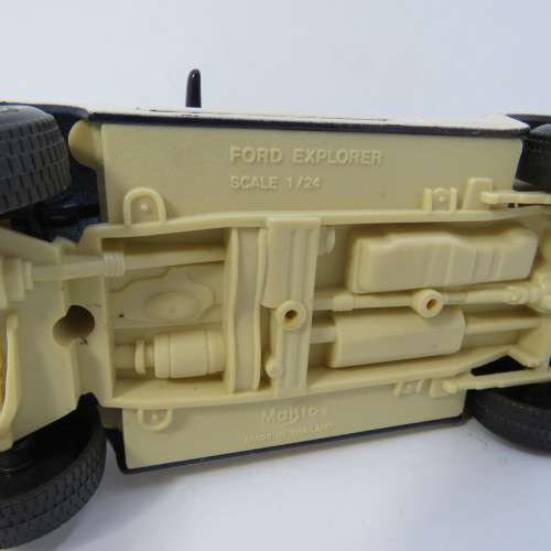 Maisto Ford Explorer die-cast model car - Scale 1/24