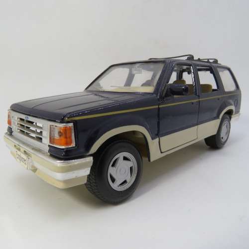 Maisto Ford Explorer die-cast model car - Scale 1/24