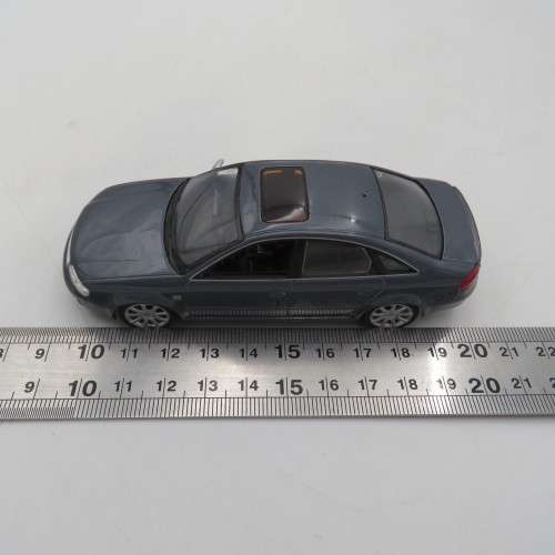 Minichamps 2002 Audi RS6 model car - missing mirror - scale 1/43