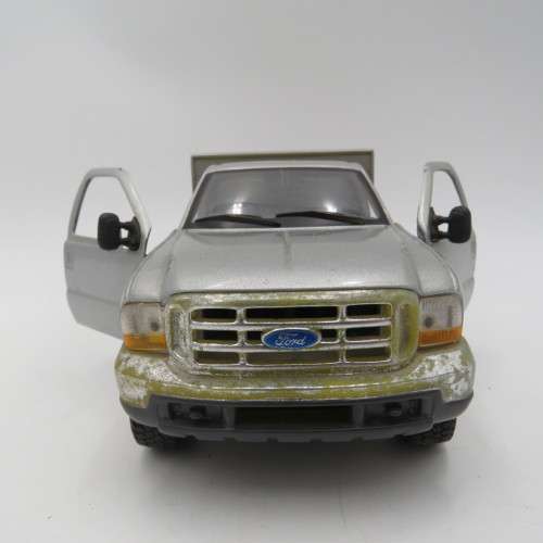 Maisto Ford F-350 super duty pick-up truck model - Scale 1/27