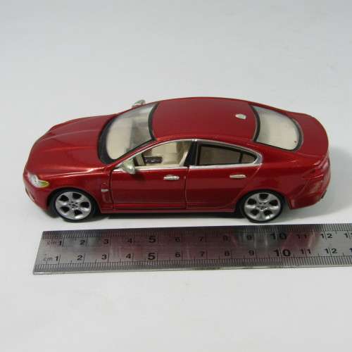 Bburago Jaguar XF model car - scale 1/32