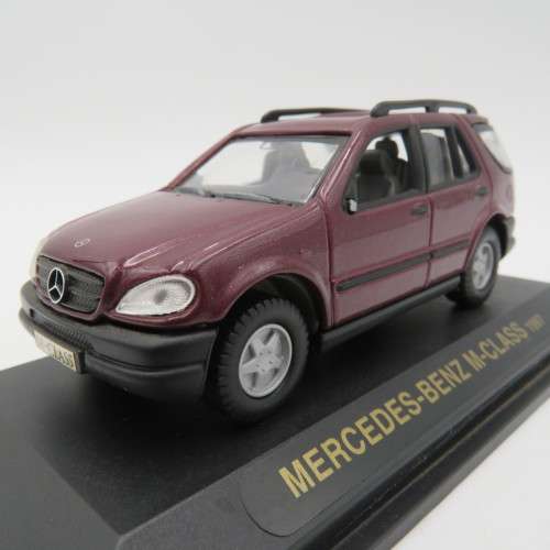 Road Signature 1997 Mercedes-Benz M-Class model car - Scale 1/43 - Mirror missing
