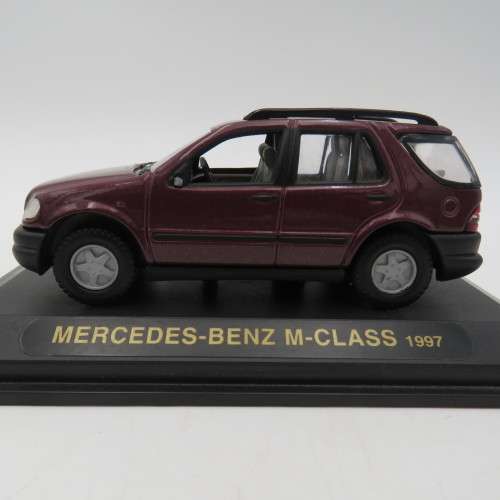 Road Signature 1997 Mercedes-Benz M-Class model car - Scale 1/43 - Mirror missing