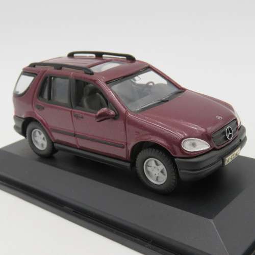 Road Signature 1997 Mercedes-Benz M-Class model car - Scale 1/43 - Mirror missing