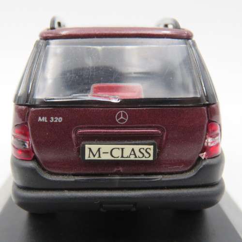 Road Signature 1997 Mercedes-Benz M-Class model car - Scale 1/43 - Mirror missing