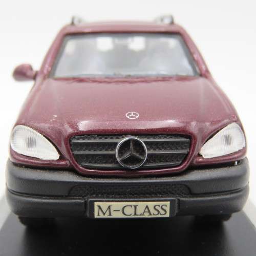 Road Signature 1997 Mercedes-Benz M-Class model car - Scale 1/43 - Mirror missing