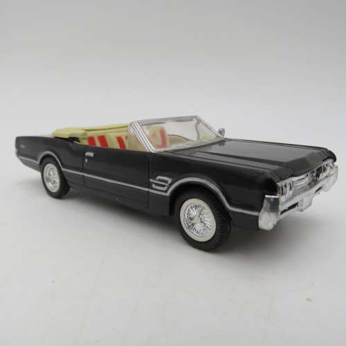 NewRay 1966 Oldsmobile 4-4-2 model car - scale 1/43
