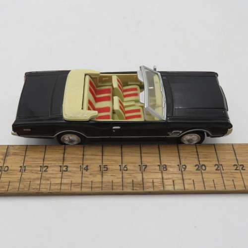 NewRay 1966 Oldsmobile 4-4-2 model car - scale 1/43