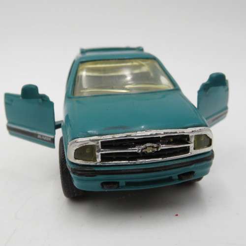 Road Champs Chevrolet Blazer model car - Scale 1/43