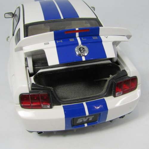 AutoArt 2005 Ford Cobra GT500 model car with certificate - scale 1/18
