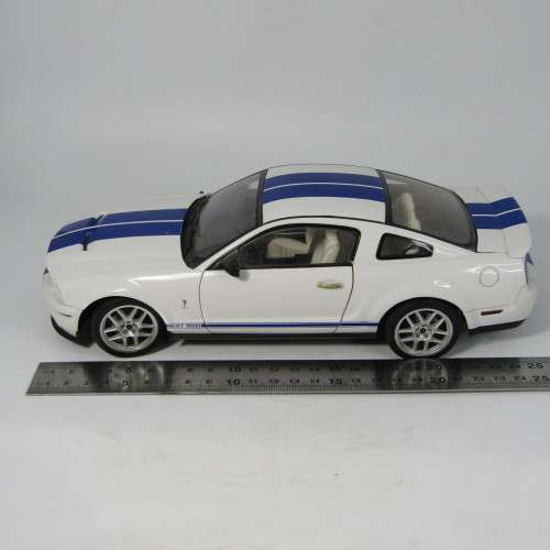 AutoArt 2005 Ford Cobra GT500 model car with certificate - scale 1/18