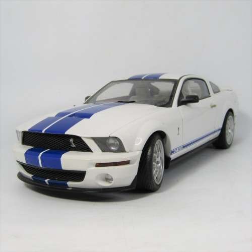 AutoArt 2005 Ford Cobra GT500 model car with certificate - scale 1/18