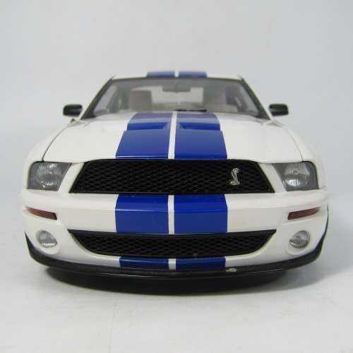 AutoArt 2005 Ford Cobra GT500 model car with certificate - scale 1/18