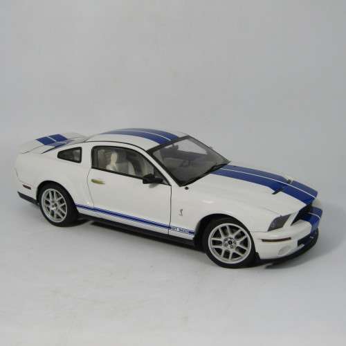AutoArt 2005 Ford Cobra GT500 model car with certificate - scale 1/18