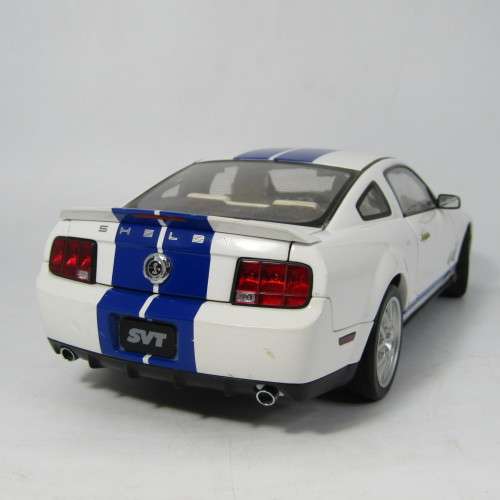 AutoArt 2005 Ford Cobra GT500 model car with certificate - scale 1/18