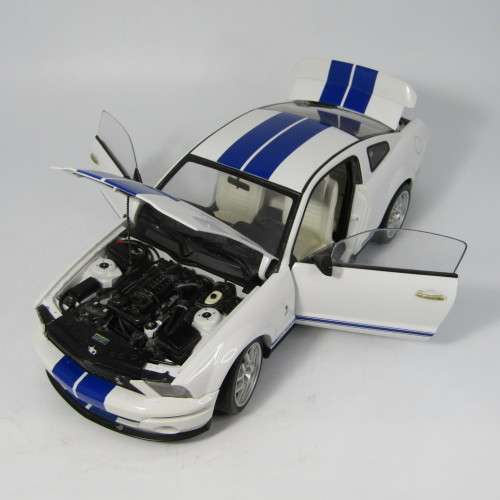 AutoArt 2005 Ford Cobra GT500 model car with certificate - scale 1/18