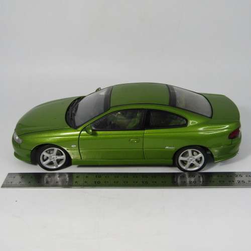 AutoArt Holden Monaco GV8 Coupe model car - wire insert`s in bonnet and boot - scale 1/18