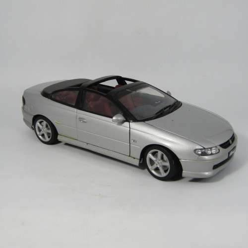 AutoArt Holden Monaco GV8 Coupe model car - windscreen cracked - scale 1/18