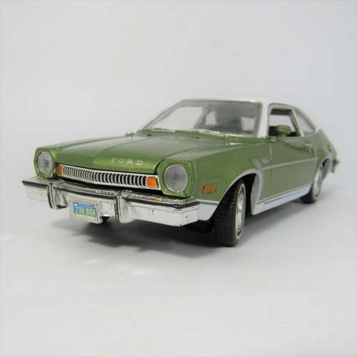 MotorMax 1974 Ford Pinto Runabout model car - scale 1/24