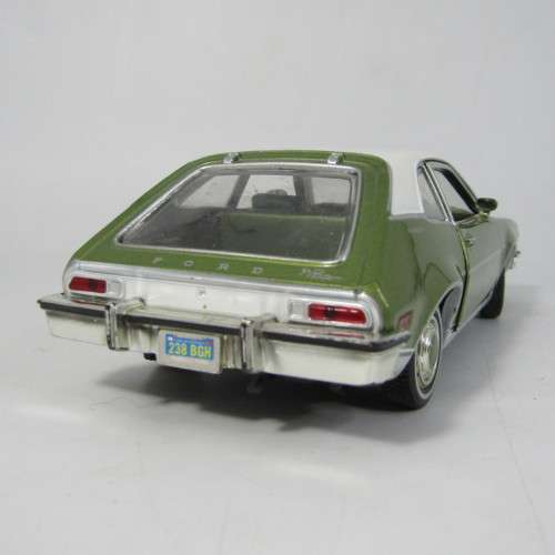 MotorMax 1974 Ford Pinto Runabout model car - scale 1/24