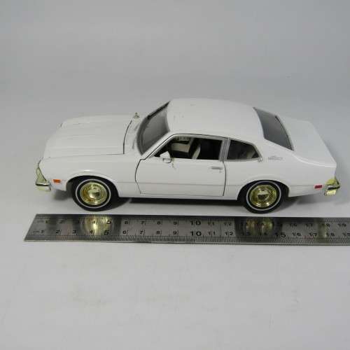 MotorMax 1974 Ford Maverick model car - scale 1/24