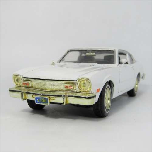 MotorMax 1974 Ford Maverick model car - scale 1/24