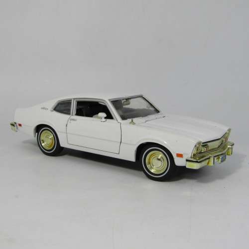 MotorMax 1974 Ford Maverick model car - scale 1/24
