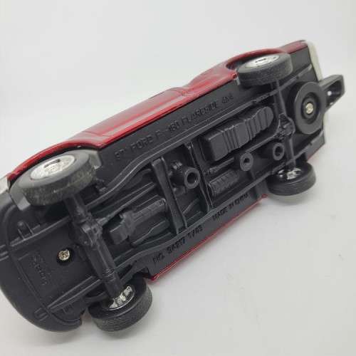 Road Signature 1997 Ford F-150 Flareside 4X4 die-cast pick-up truck model car - Scale 1/43