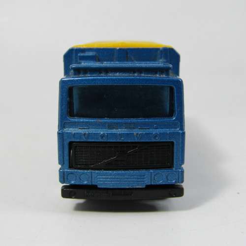 Matchbox Volvo Fresh Fruit Co. die-cast toy truck - scale 1/90