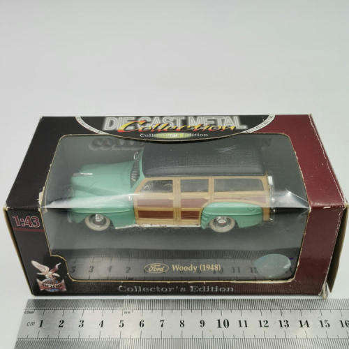 Road Signature 1948 Ford Woody die-cast model car - scale 1/43
