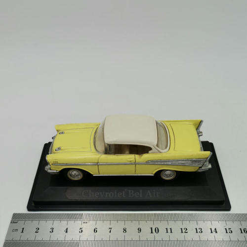 Road signature 1957 Chevrolet Bel Air Hard top die-cast model car - Scale 1/43 - Light missing
