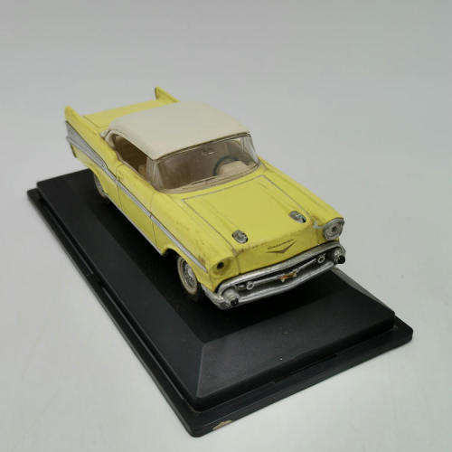 Road signature 1957 Chevrolet Bel Air Hard top die-cast model car - Scale 1/43 - Light missing