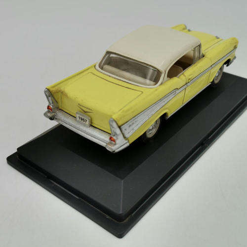 Road signature 1957 Chevrolet Bel Air Hard top die-cast model car - Scale 1/43 - Light missing