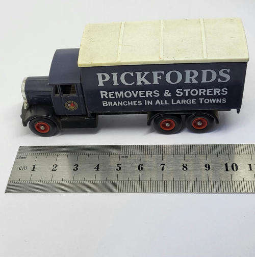 Days Gone Lledo #10 Pickfords 1937 Scammell truck model car