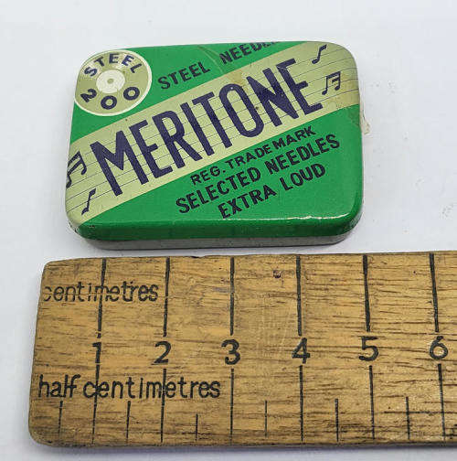 Vintage Meritone gramophone needles tin - Some contents