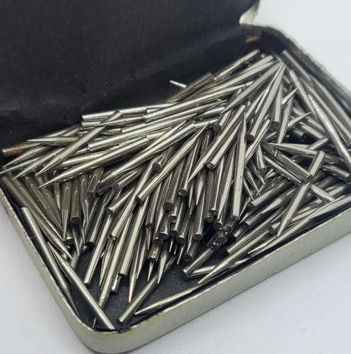 Vintage Meritone gramophone needles tin - Some contents