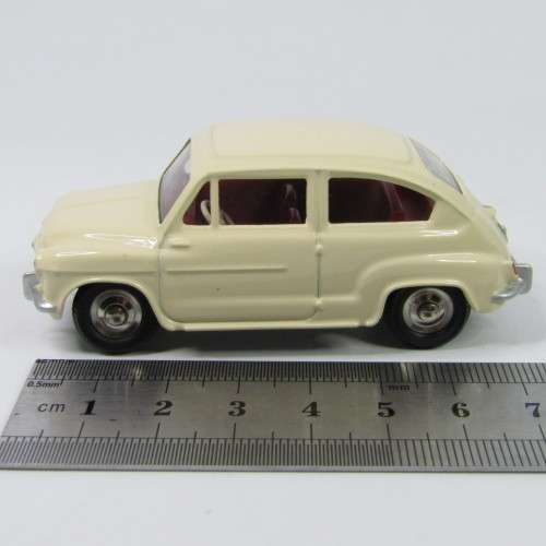 DeAgostini Dinky Toys Fiat 600 D toy car in box